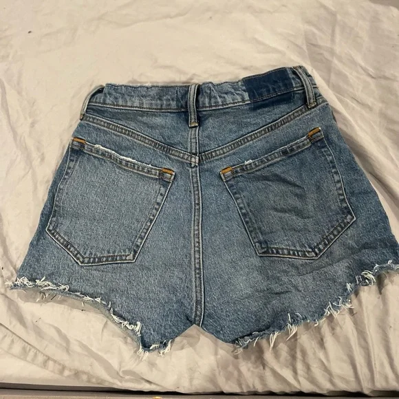 NEW!! Never worn. just washed once after trying on. Abercrombie mom shorts - Picture 2 of 5